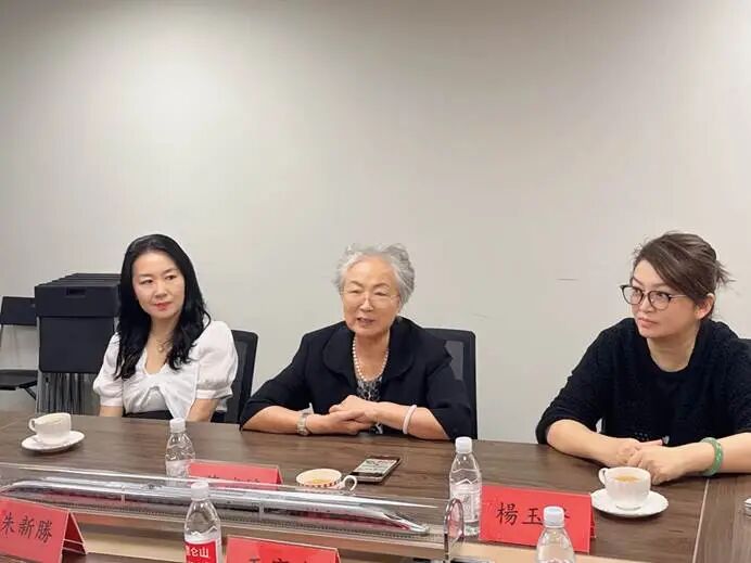 一群人坐在桌子前
AI 生成的内容可能不正确。